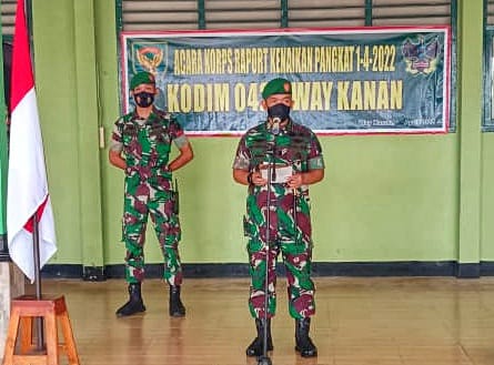 Kodim Way Kanan Gelar Upacara Kenaikan Pangkat 9 Anggotanya