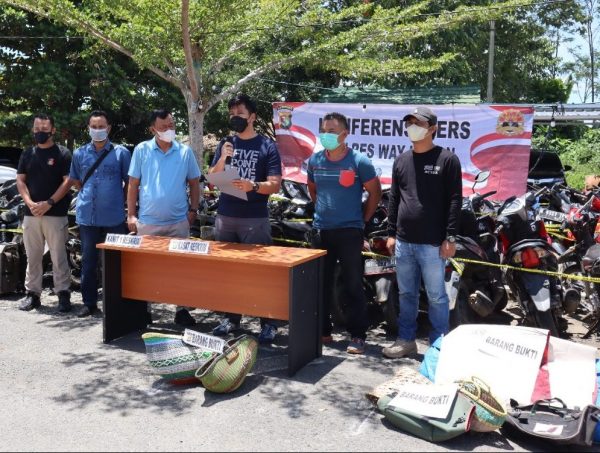 Polres Way Kanan Gerebek Judi Sabung Ayam di Negeri Agung 66 Motor Diamankan Para Pelaku Lolos