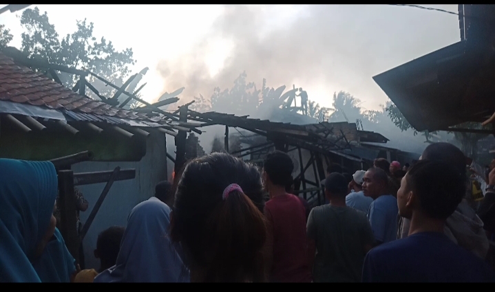 Menjelang Berbuka Puasa Warga Talang Padang Dikagetkan Rumah Anwar Terbakar