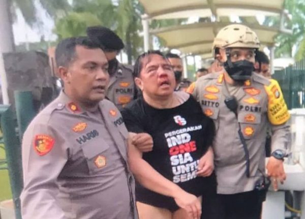 Ade Armando Babak Belur di Lokasi Aksi Mahasiswa Depan DPR Hingga Nyaris Bugil Ini Sosoknya