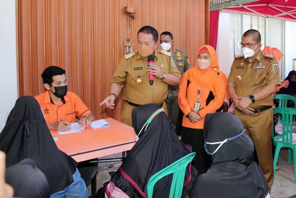 Gubernur Serahkan BLT Minyak Goreng dan Bantuan Program Sembako Tunai