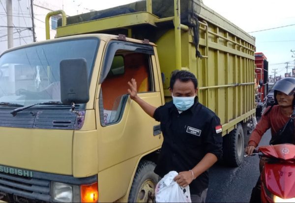 Bersama 4 Organisasi Pemuda SMSI Tulang Bawang Berbagi Takjil Gratis