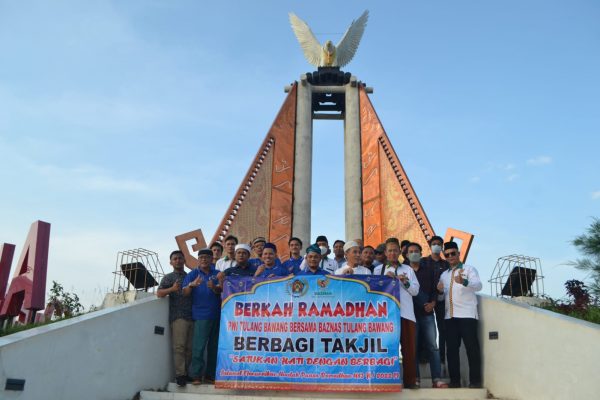 Ramadhan Berkah PWI Bersama Baznas Tulang Bawang Bagikan Takjil