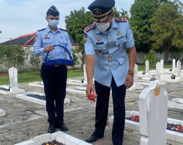 Hari Bhakti Pemasyarakatan Ke 58 Kalapas Kota Agung Tabur Bunga di Makam Pahlawan