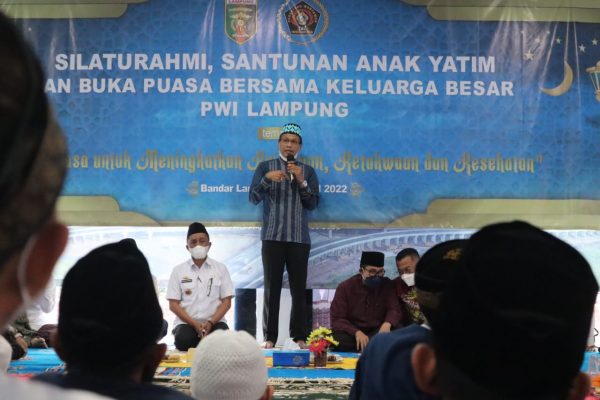 PWI Lampung Santuni Anak Yatim dan Warakuri