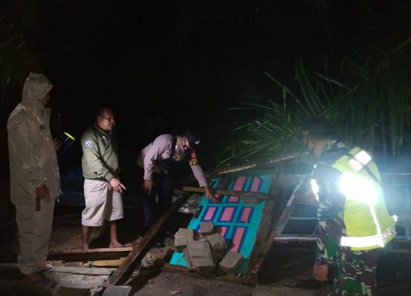 Belasan Rumah Diterjang Puting Beliung di Pasir Sakti