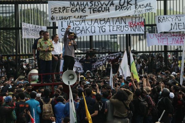 Wakil Ketua DPR Dan Kapolri Sambut Ribuan Mahasiswa Sempat Ricuh Hingga Ade Armando Dikroyok