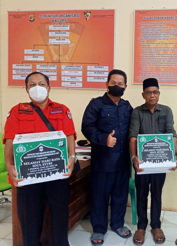 Polres Mesuji Bagikan Paket Lebaran Untuk Wartawan Yang Tak Kebagian Protes