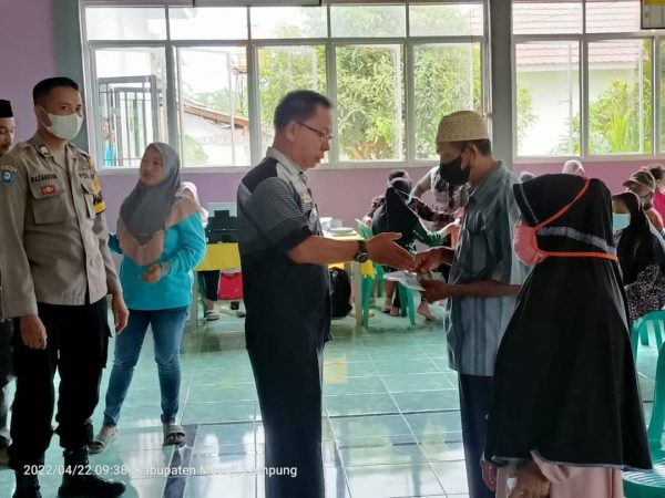 Desa Kebun Dalam Bagikan BLT DD dan Gelar Gebyar Vaksin