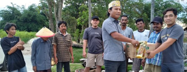 Ketua KNPI Lampung Iqbal Bagikan Migor di Lamsel
