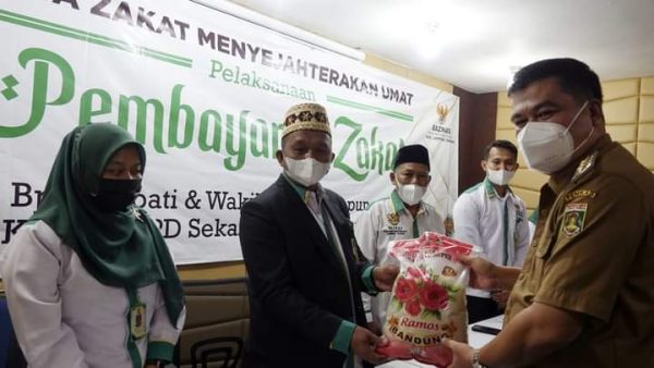 Bupati Lamteng Bayar Zakat Melalui BAZNAS