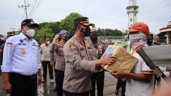 Ops Keselamatan Krakatau 2022, Kapolres Bersama Bupati Lamteng Berikan Bantuan Sembako 