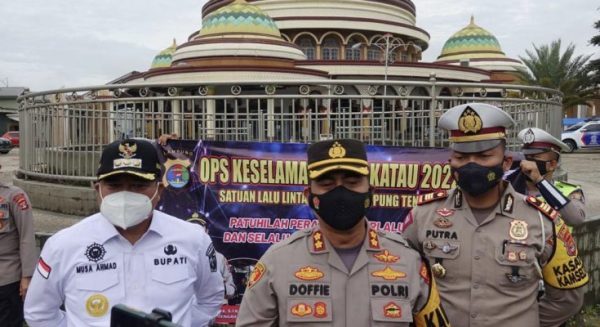 Ops Krakatau 2022, Kapolres Lamteng Bagikan Helm Kepada Pengendara 