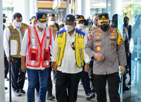 Tinjau Pelabuhan Merak, Kapolri Apresiasi Masyarakat yang Mudik Lebih Awal