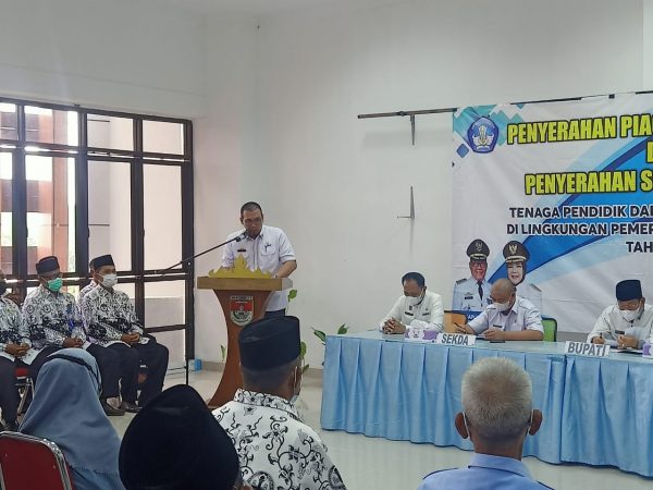 Dinas Pendidikan Serahkan SK dan Beri Penghargaan Guru Non PNS