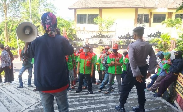 Petugas Kebersihan Kota Bandar Lampung Sebut Eva Dwiana Pembohong dan Zolim