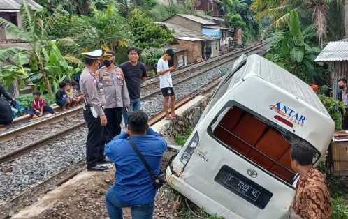 Travel Hiace Putih Terseret Kereta Babaranjang di Perlintasan Liar Wilayah Panjang