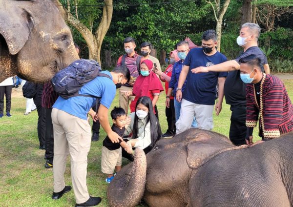 Bobby Nasution bersama isteri Kahiyang Ayu Wisata ke Lembah Hijau