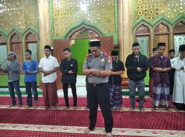 Silahturahmi Kamtibmas Kompol Winarno Imami Sholat Jamah Masjid Al Salamah