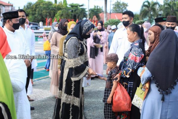 Winarti Sholat Ied di Masjid Agung Islamic Center Menggala
