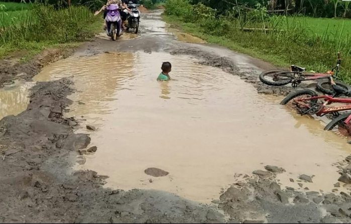 Bupati Pandeglang Cuek, Anak Desa Berenang di Kubangan di Jalan Utama Desa Bulagor