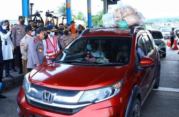 Kapolri dan Menhub Tinjau Bakauheni Ratusan Kendaraan Antri Hingga 4 Jam