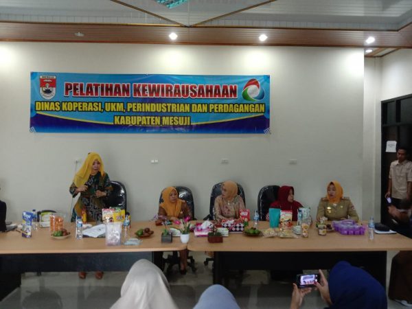 Ketua TP-PKK Mesuji Pori Karlia Sulpakar Hadiri Pelantikan Kewirausahaan UMKM