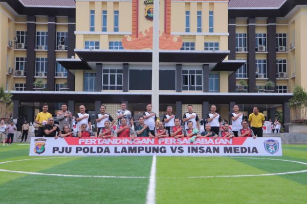 Tanding Persahabatan Syukuran Lapangan Mini Soccer Presisi Mapolda Lampung Wartawan Senior Dibantai PJU 3-1