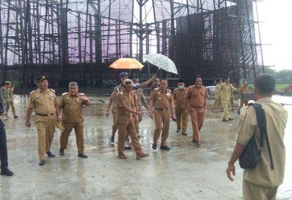 Hujan hujan Pj Bupati Mesuji Tinjau Pembangunan Proyek Wisata Reliji