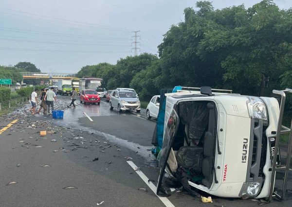 Pickup Terbalik di Jalur Tol Tangerang-Merak Ikan Lele Berhamburan