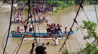 Jembatan Gantung Penghubung Antar Dusun di Pekon Biha Putus Delapan Motor dan Belasan Warga Tercebur