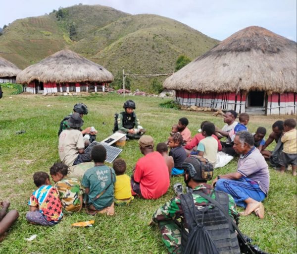 Warga Pendalaman PAPUA Senang Diajarkan SATGAS 412 KOSTRAD Perbaiki Lampu Panel Surya