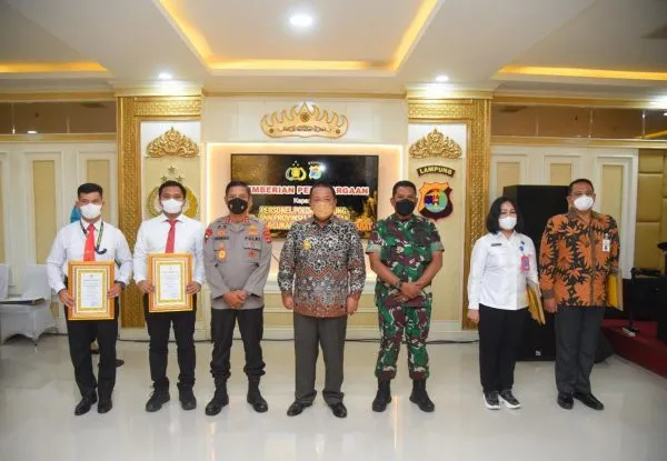 Gubernur Lampung Beri Penghargaan Personil Polda Lampung, Dirjen Beacukai dan BNNP Lampung