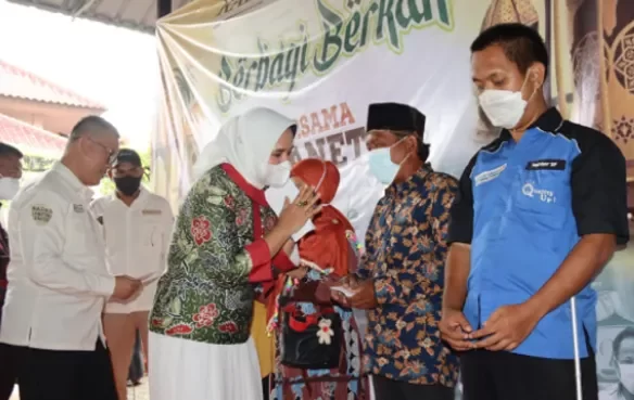 Riana Sari Arinal Serahkan Santunan Paket Sembako dan Uang Tunai ke 250 Penyandang Tuna Netra