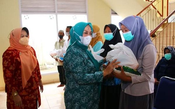 Ketua PKK dan Dharmawanita Bagikan Sembako Untuk Petugas Kebersihan
