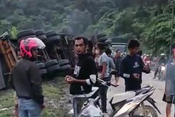 Korban Tewas Kecelakaan Maut Truk Trailer di PJR Panjang Dua Orang Enam Dirawat