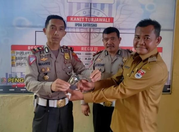 Kelapa Desa Simpang Mesuji Serahkan Senpi Rakitan Kepada Kasatlantas