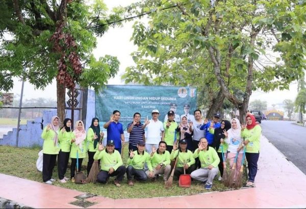 Ali Rahman Pimpin Bersih Bersih Komplek Kantor Pemda Way Kanan