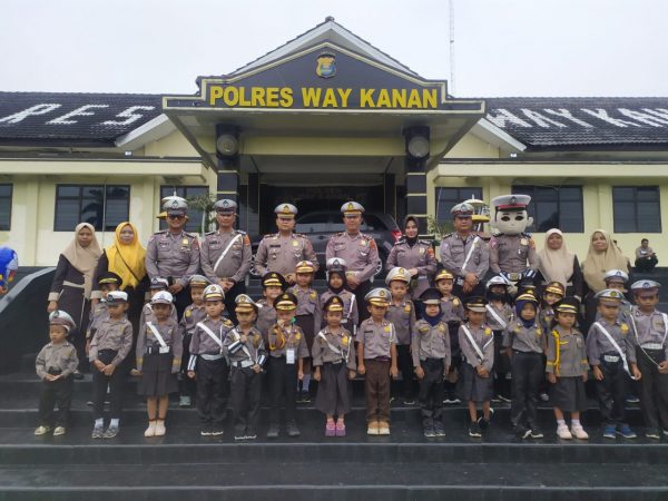 Lantas Polres Way Kanan Ajak Polisi Anak Pengenalan Rambu Lalu Lintas Sejak Dini