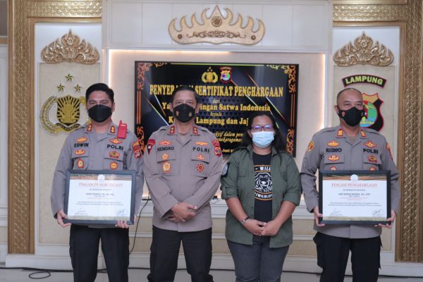 Kapolda Lampung Bersama Kapolres Lampung Selatan dan KSKP Bakauheni Terima Penghargaan YJSI