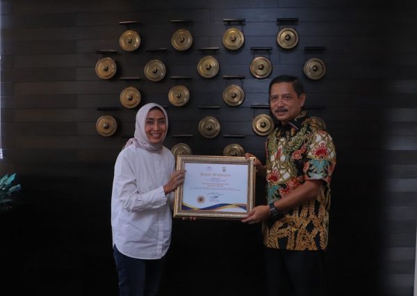 Amankan Arus Lebaran Irjen Hendro Sugiatno Raih Penghargaan ASDP Ferry Indonesia