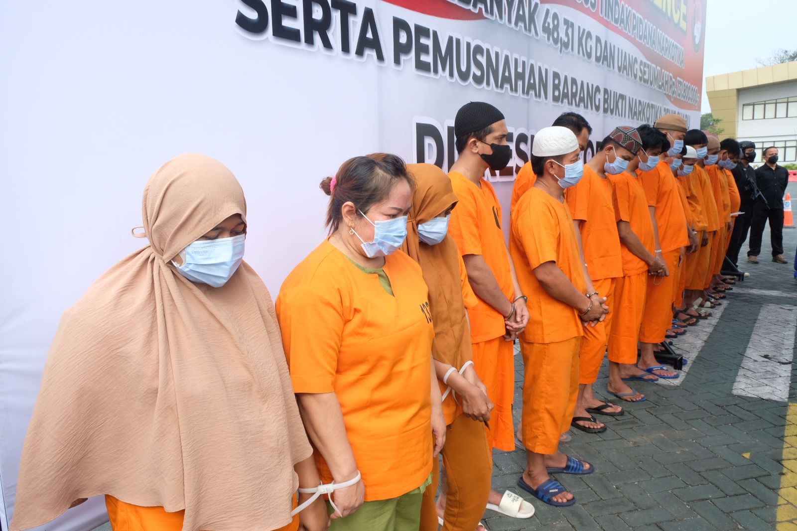 Polda Riau Tangkap 17 Terdangka Pengedar Narkoba BB 48,31 Kg Sabu Satu Pelaku Warga Bandar Lampung