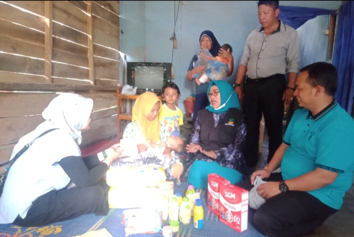 Kemensos dan LKS Alamanda Tanggamus Kunjungi Bayi Kembar Prematurr