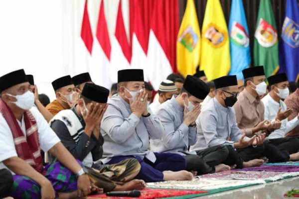 Arinal dan Riana Ucapkan Idul Fitri 1443 H Kepada Masyarakat Lampung