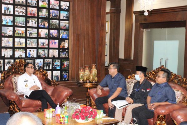 KPU Way Kanan Sampaikan Dana Hibah Pilkada ke Bupati