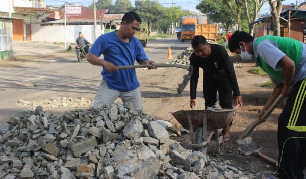 Pemuda dan Warga Kota Metro Timbun Jalan Pemprov Yang Sudah Lama Rusak