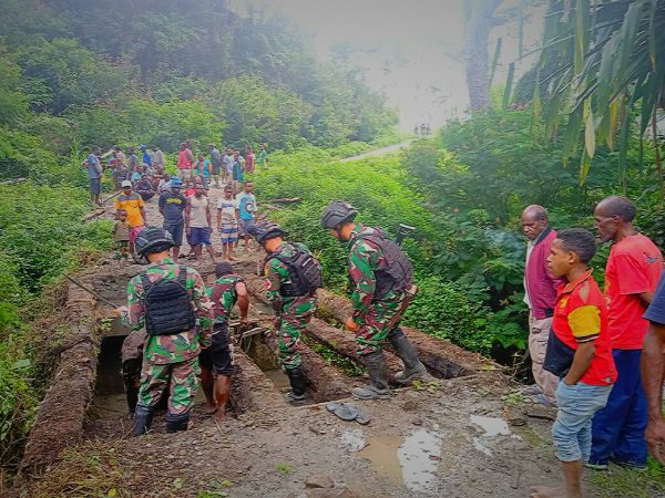 Atasi Kesulitan Warga Papua, Satgas Pamtas Yonif Raider 142/KJ Bergotong Royong Membangun Jembatan