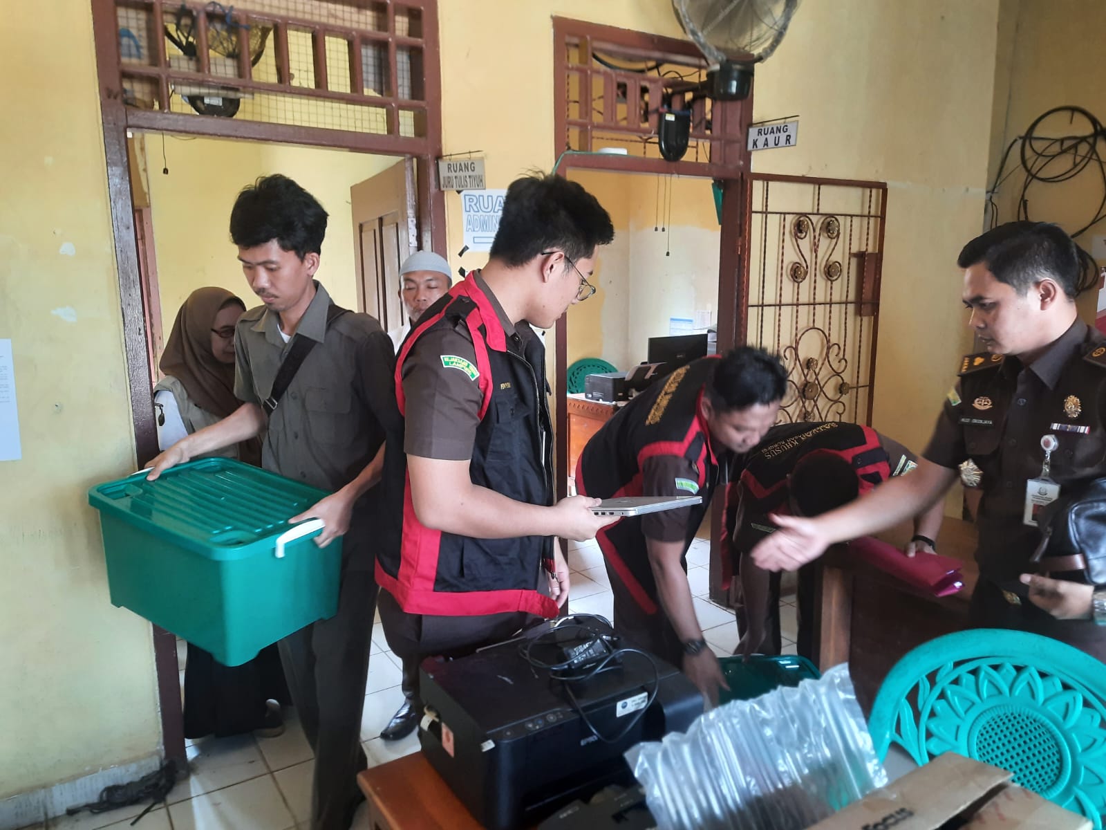 Kejari Tuba Sita Delapan Bundel Berkas Dari Balai Tiyuh Panaragan