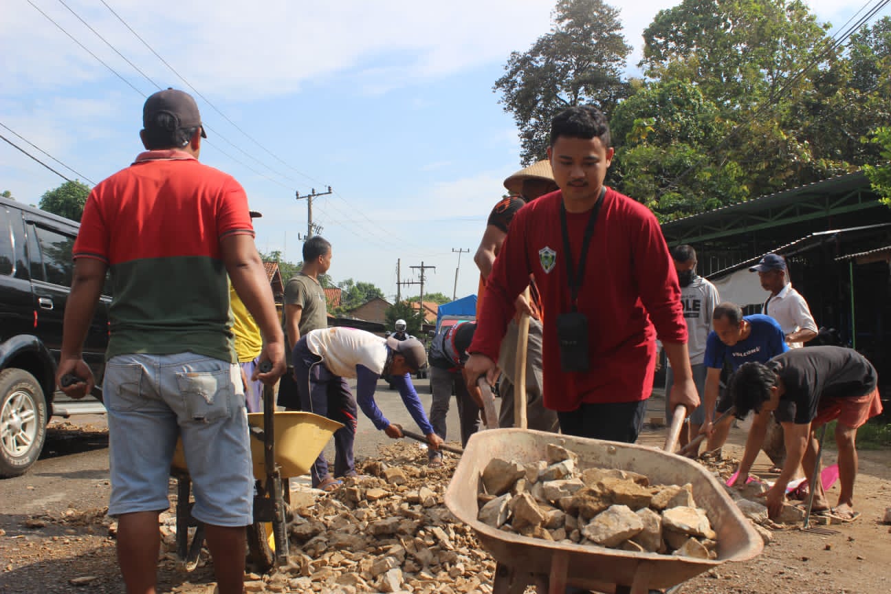 Kesal Tak Kunjung Diperbaiki, Warga Purwoasri Kembali Gotong-Royong Timbun Jalan Beli Material Hasil Iuran