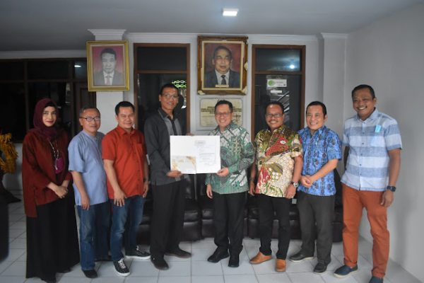 PWI Lampung Dapat Award Dies Natalis 50 Tahun UBL